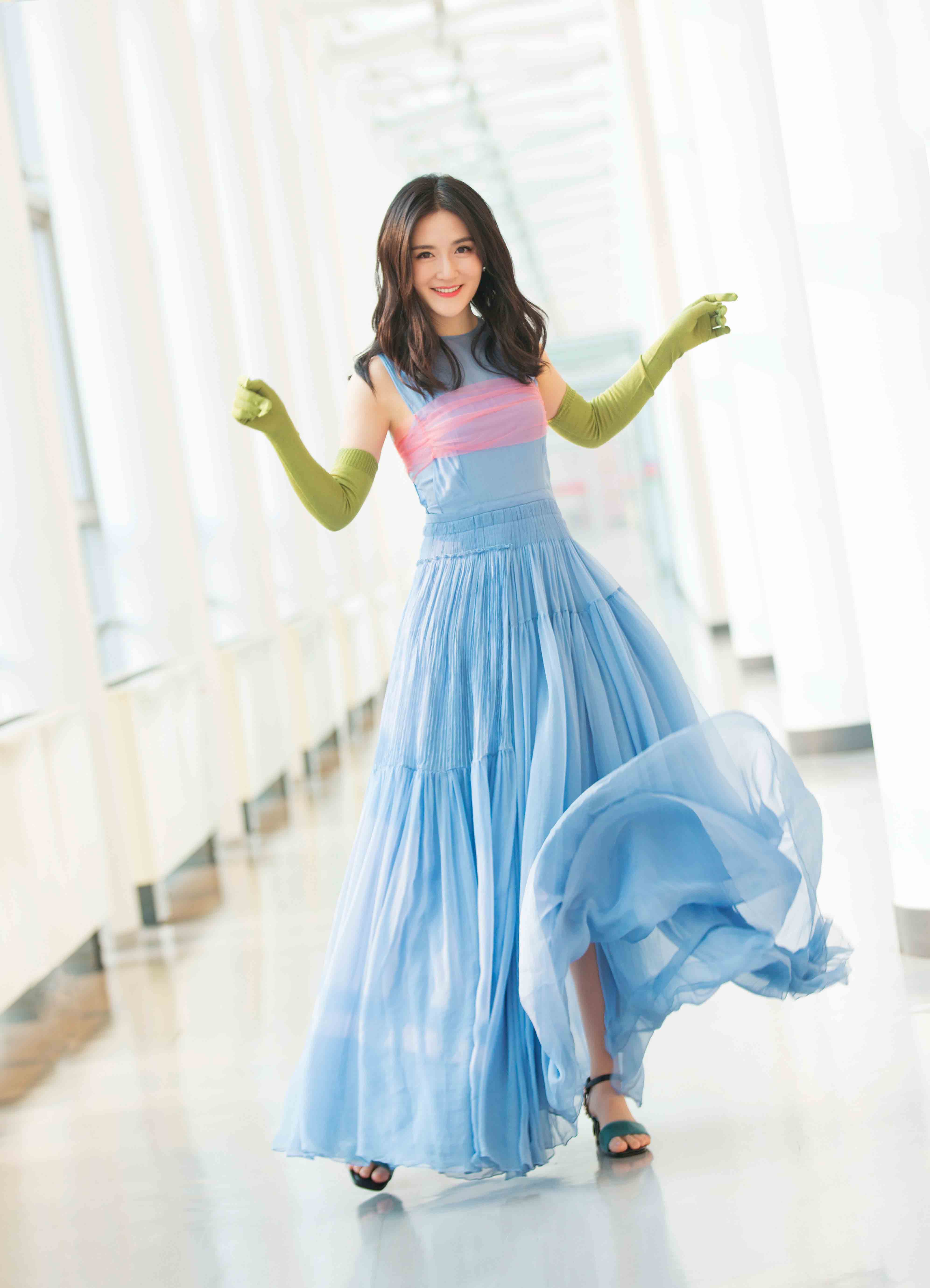 谢娜《跨界歌王》再曝花絮写真 长裙舞动宛若精灵