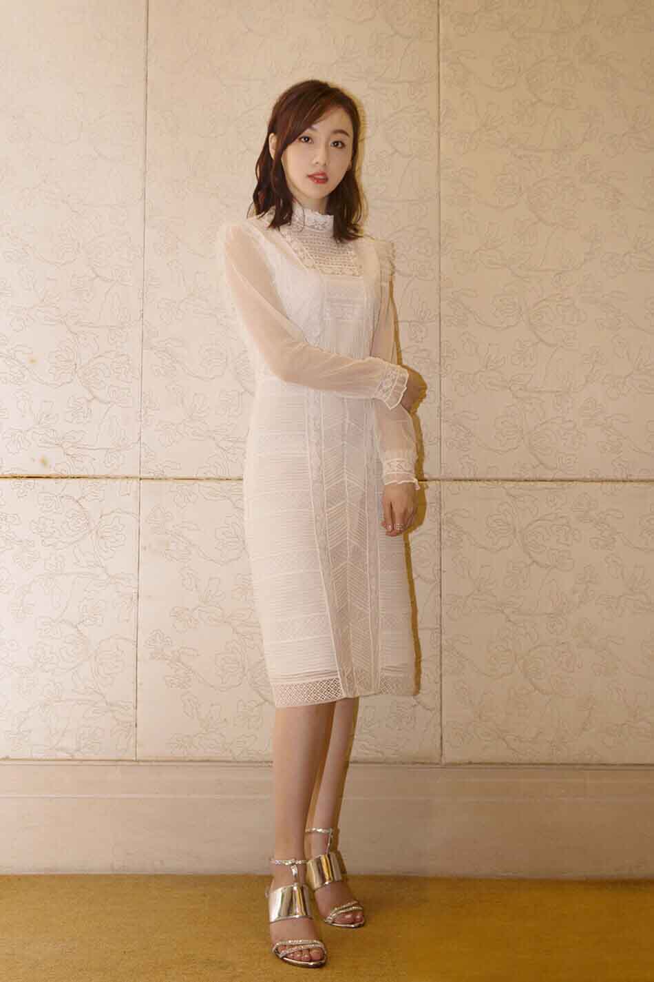 夏恩亮相首映礼尽显软妹攻简约白裙化身校园女神