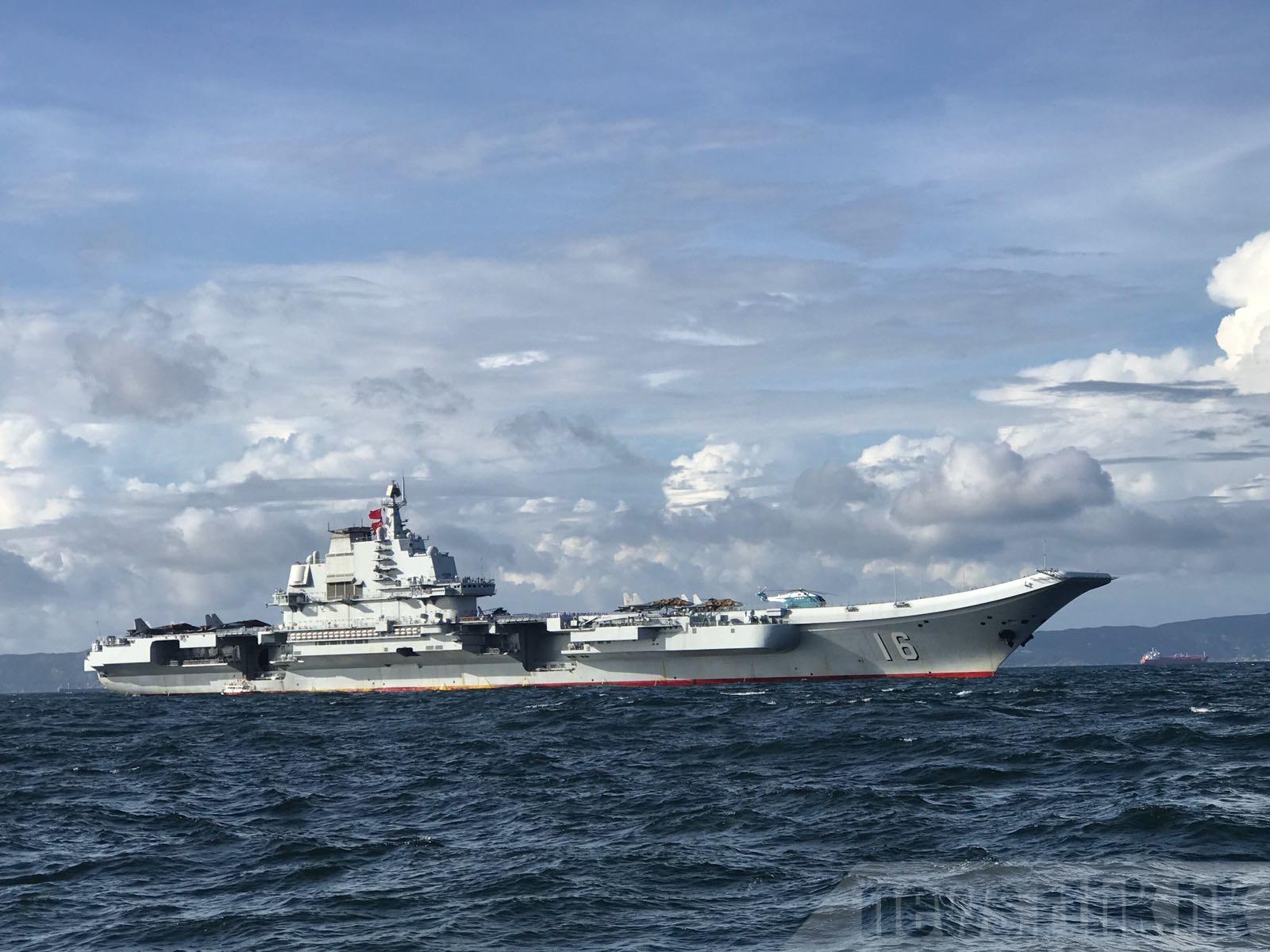 辽宁舰抵香港遇彩虹作门迎接