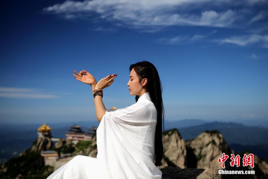 5 美女悬崖绝壁上练瑜伽 挑战高难度动作