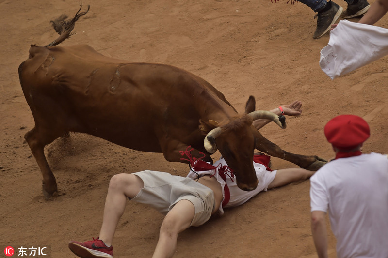 4 西班牙奔牛节持续进行 人牛大战险象环生