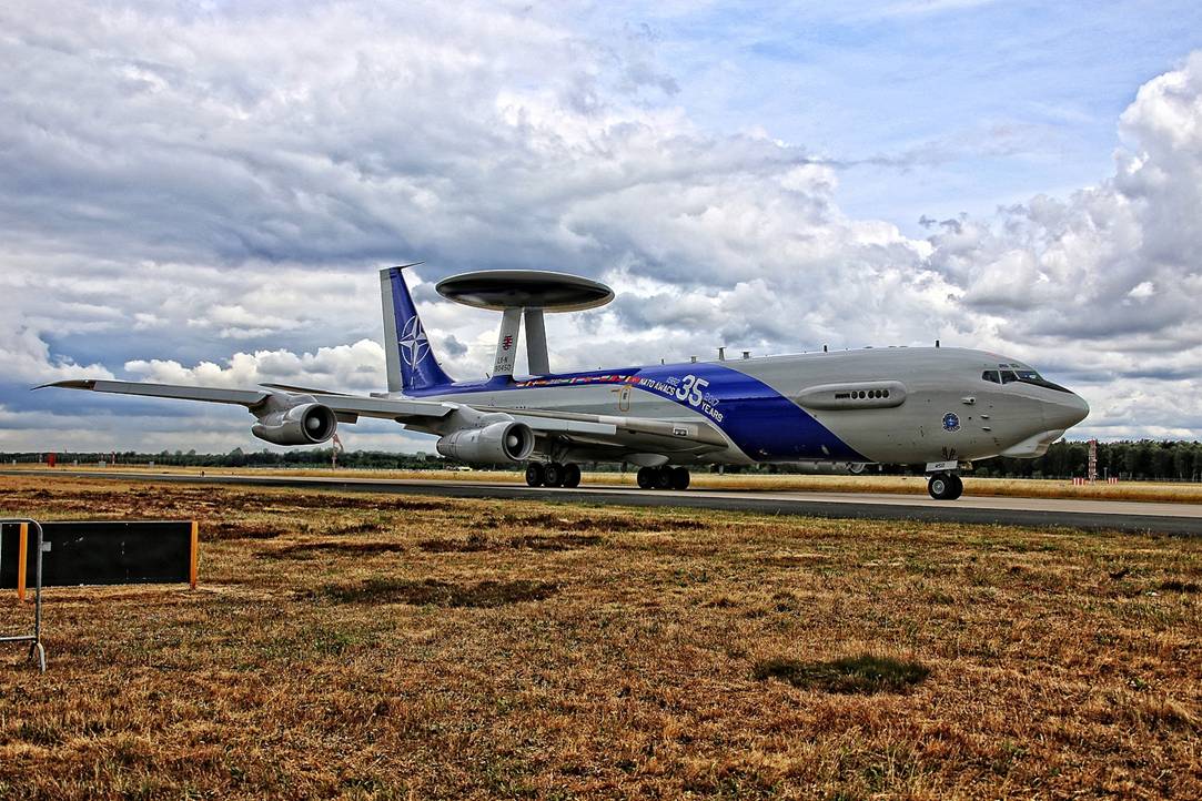 北约装备e-3a预警机35周年纪念涂装很绚丽.