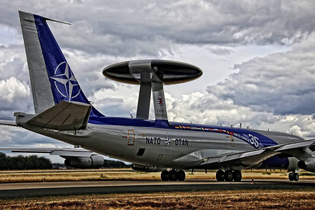 北约装备e-3a预警机35周年纪念涂装很绚丽.