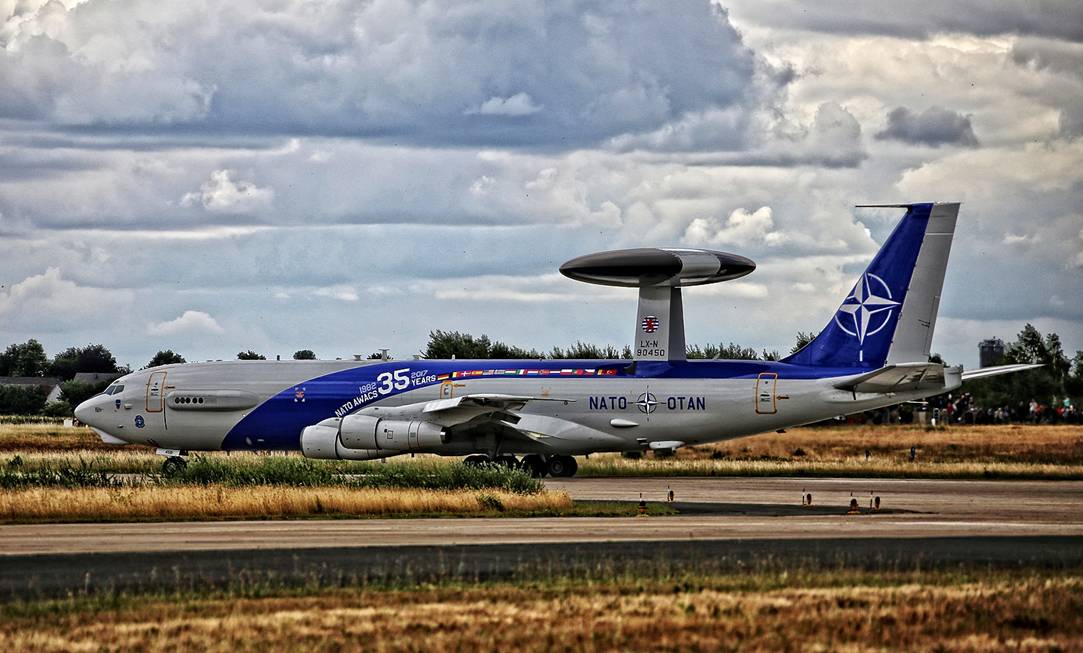 北约装备e-3a预警机35周年纪念涂装很绚丽.