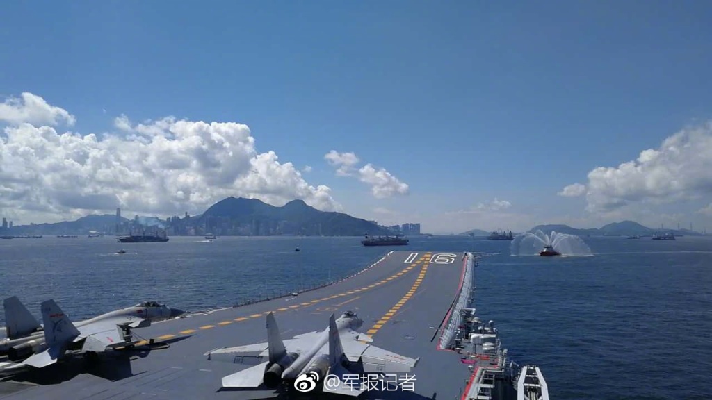 10 香港漁船列隊歡送遼寧艦離港