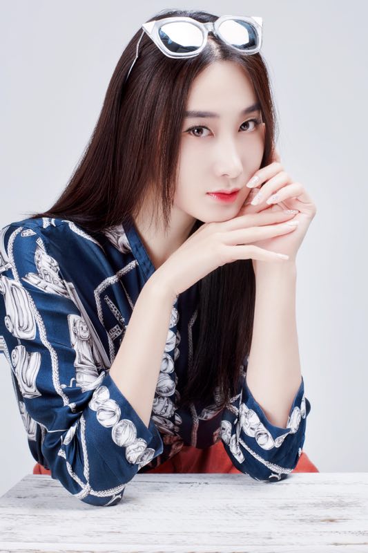 于果夏日写真高贵优雅性感身姿撩人心弦