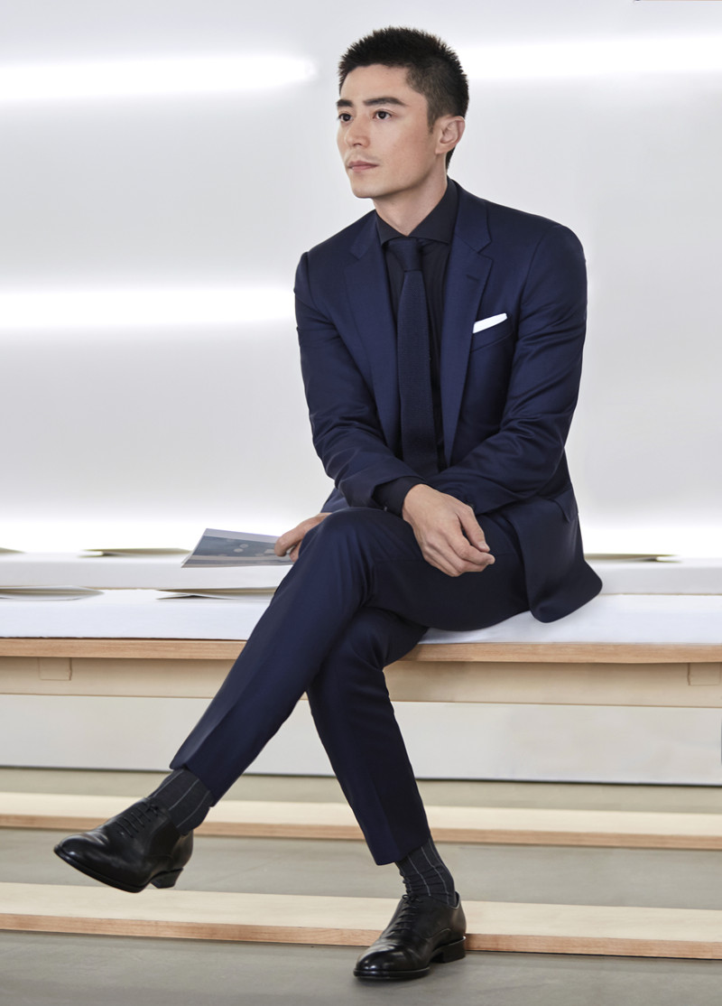 霍建华首次亮相纽约男装周 尽显内敛成熟气质
