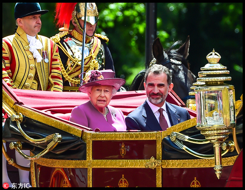 5 英国女王为来访西班牙国王夫妇举行欢迎仪式