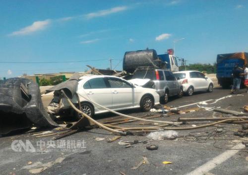 上午10时15分接获报案,台湾2号高速西向2公里,发生多辆车辆追撞车祸