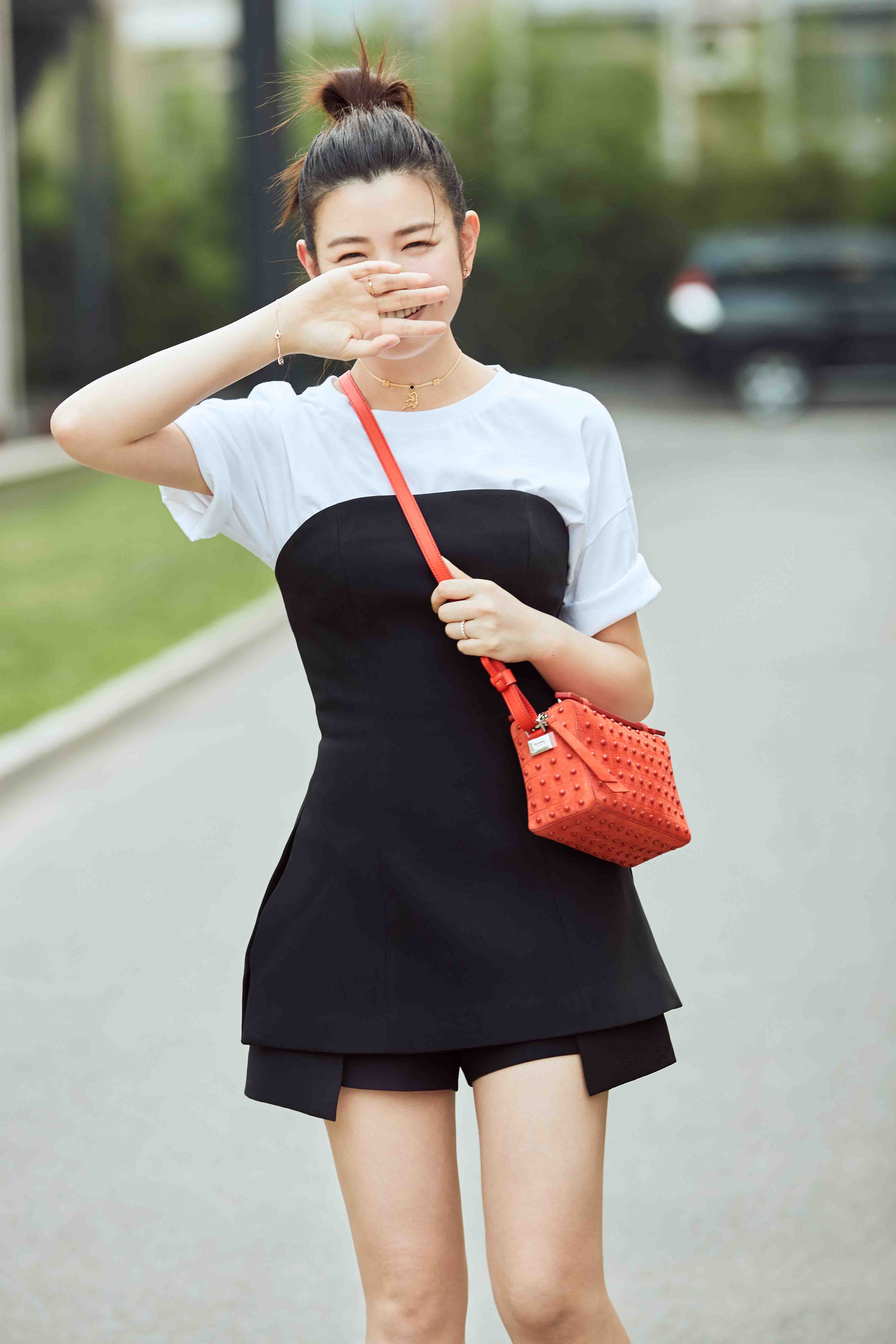 陈妍希全面复工曝街拍大片少女系丸子头抢镜