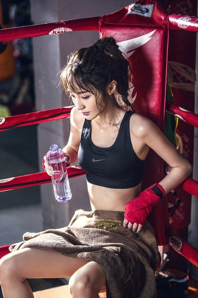 姚笛化身女拳击手 马甲线若隐若现