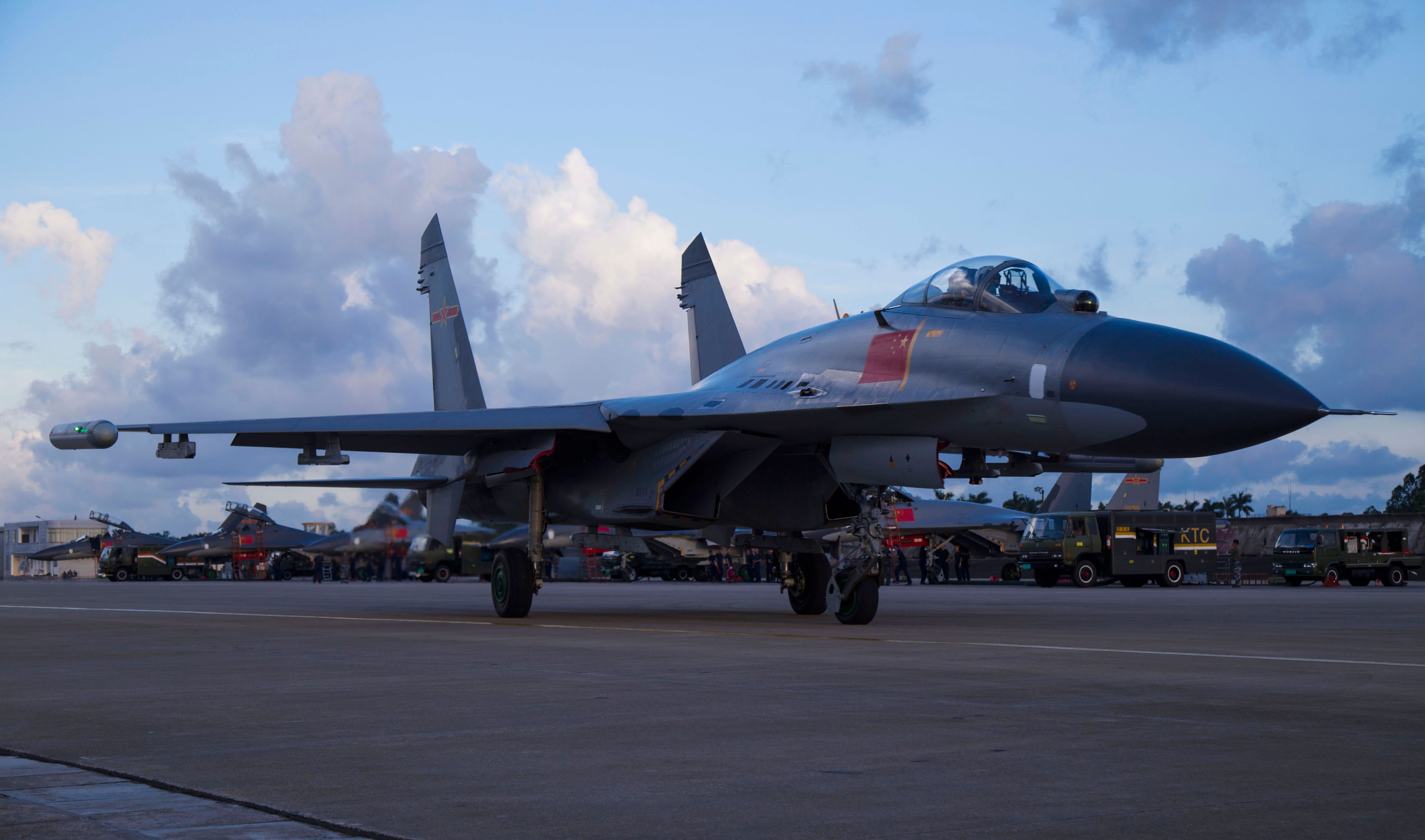 5 地勤部队维护歼-11战机非常专业