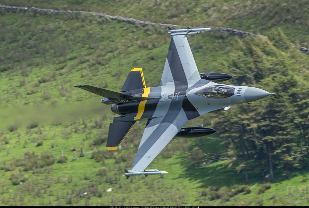 11 這架f-16戰鬥機造型非常獨特