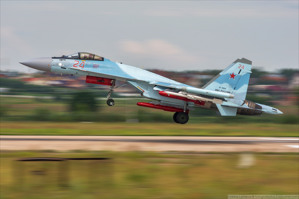 3 苏-35战斗机展现强大挂载能力