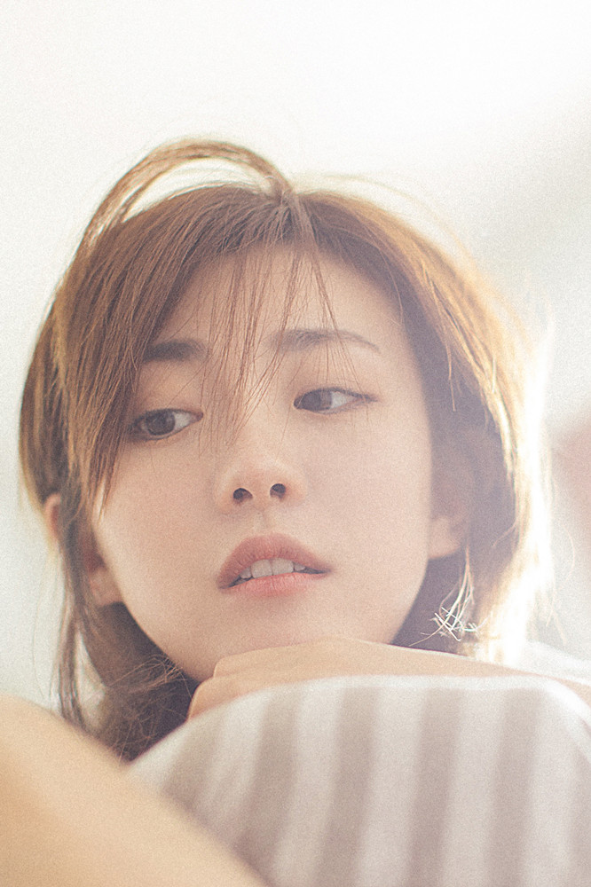 演员牟星素颜出镜 床照随性唯美显慵懒