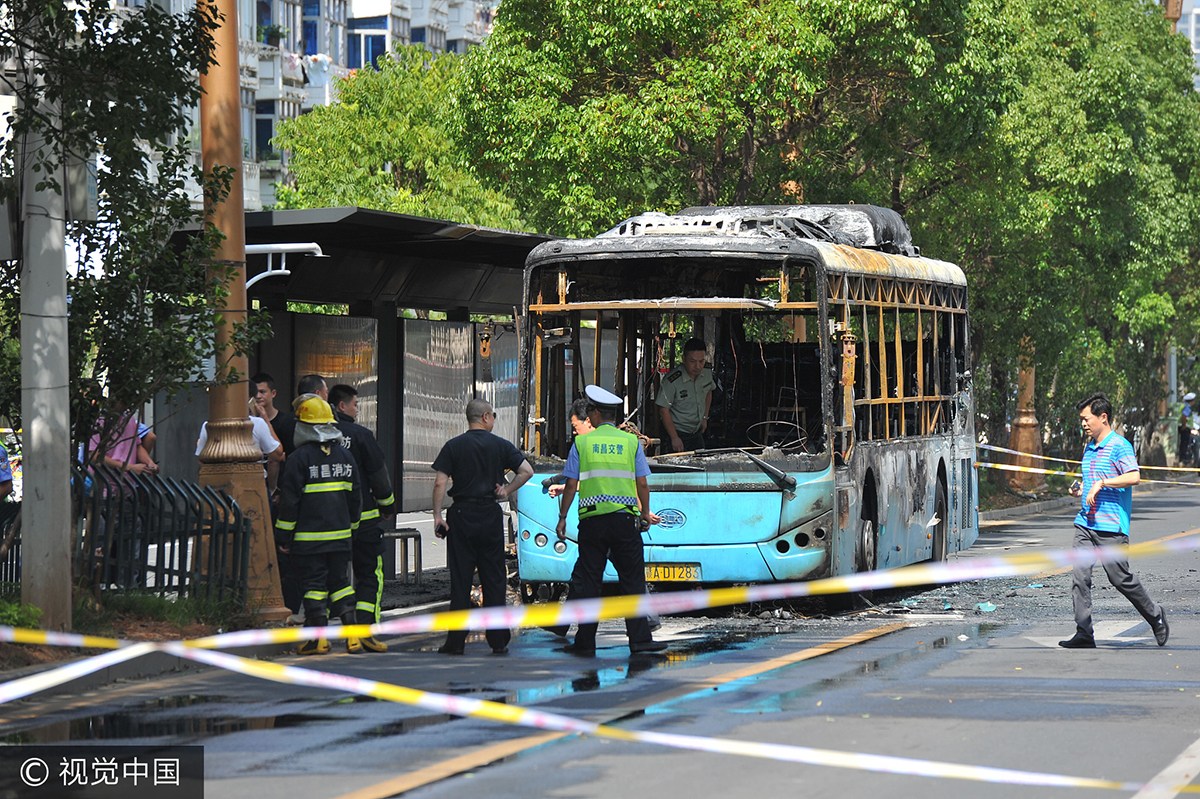 男子公交车纵火被烧死乘客司机安全逃离
