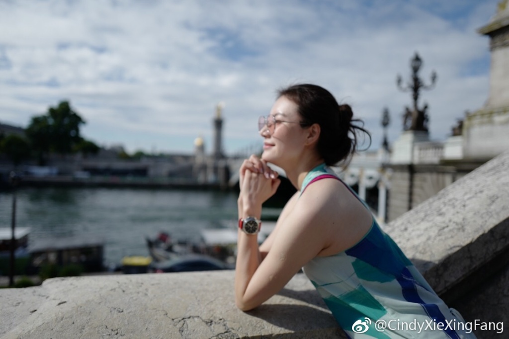 近期,林丹的妻子谢杏芳在社交平台晒出一组在巴黎的街拍美照.