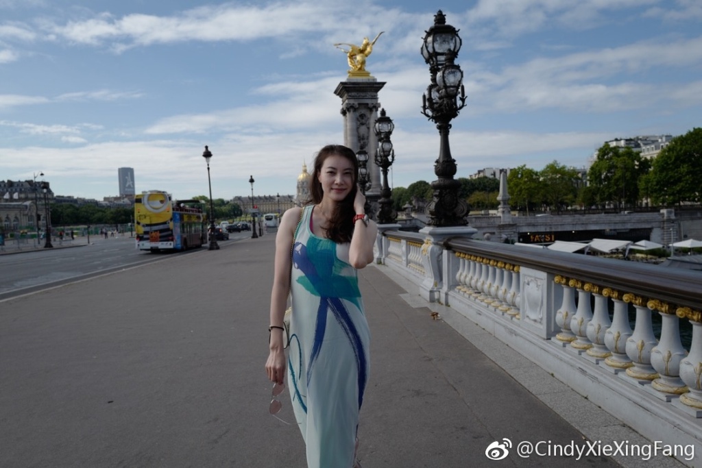 近期,林丹的妻子谢杏芳在社交平台晒出一组在巴黎的街拍美照.