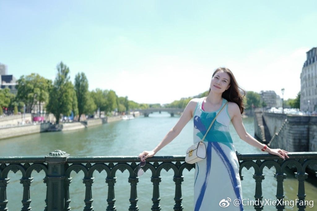 近期,林丹的妻子谢杏芳在社交平台晒出一组在巴黎的街拍美照.