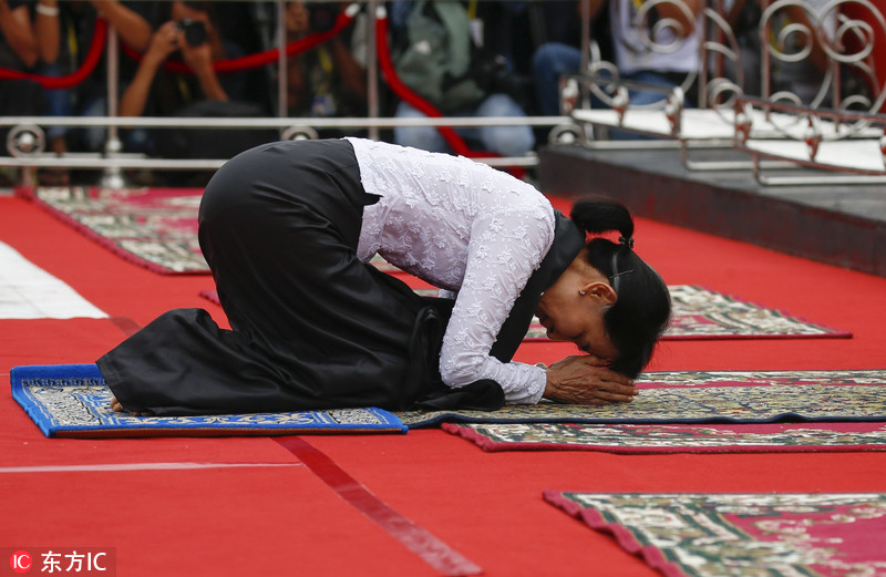缅甸纪念烈士节昂山素季跪拜祭奠先父