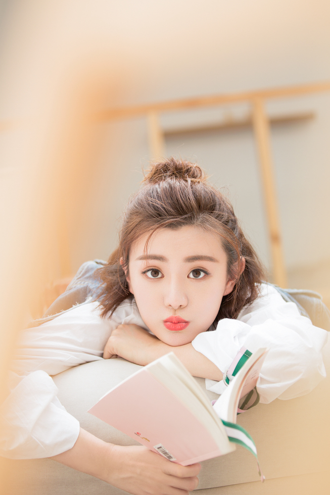 演员牟星简约风写真 治愈系笑容纯净甜美