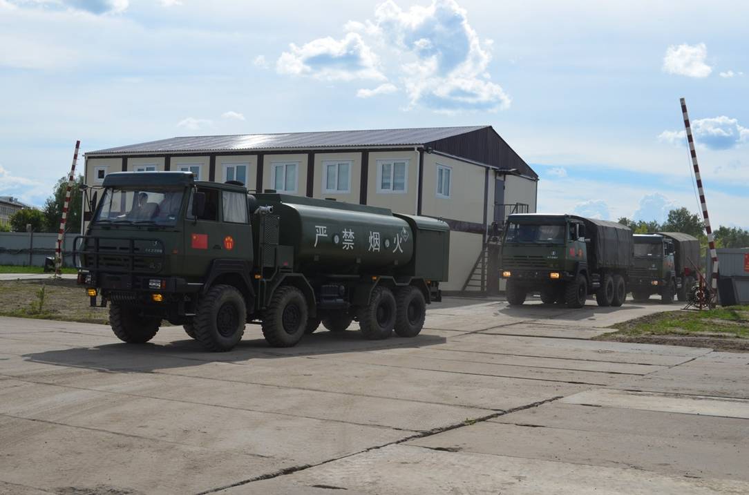 6 中国坦克救援车已经抵达俄罗斯