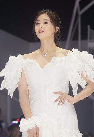 5 蒋欣穿纸婚纱走秀 然而腰与肩同宽