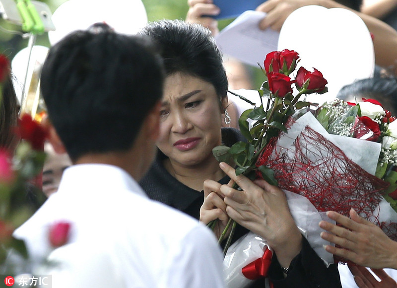 4 泰前总理英拉再就大米案出庭 获民众献花支持感动落泪