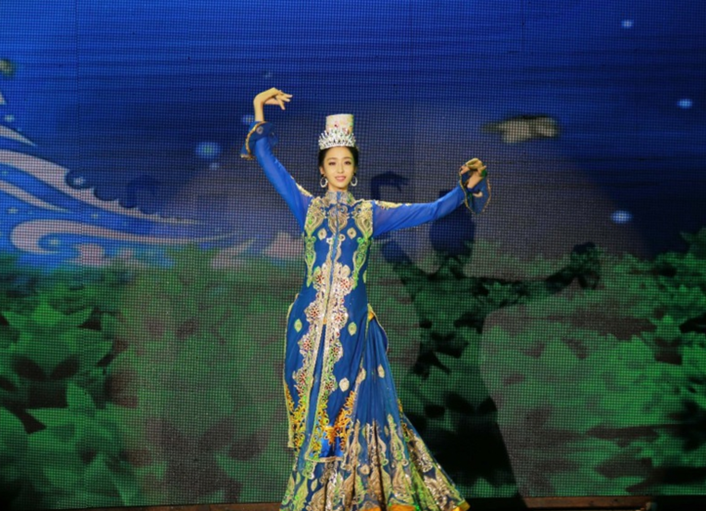 5 佟丽娅跳"顶碗"舞姿优雅气质十足