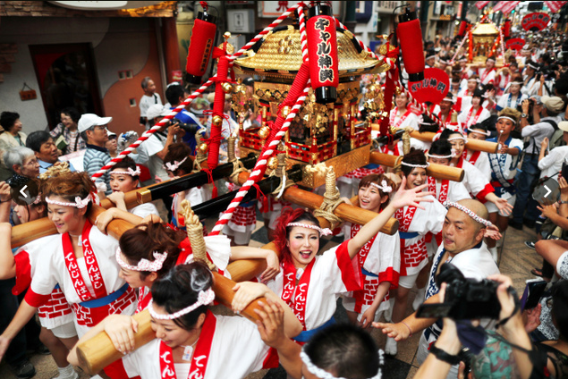 日本天神祭热闹非凡80名美女抬神轿游行