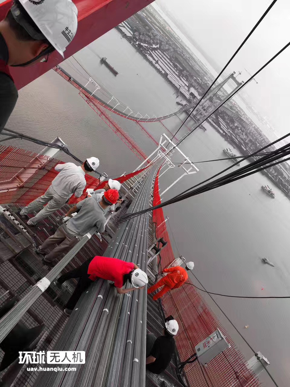 无人机记录从190米高空走过全长13公里的悬空吊桥