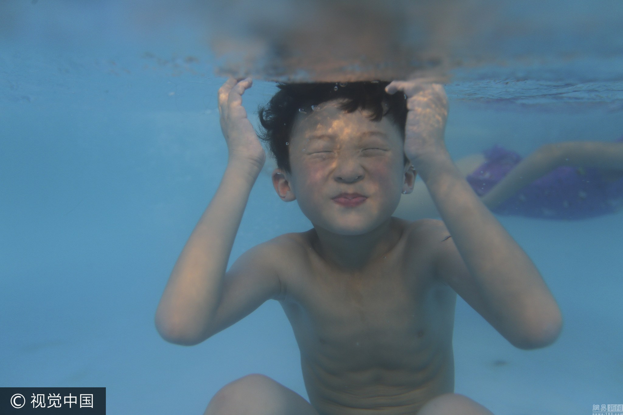 一个小男孩潜入水下   从