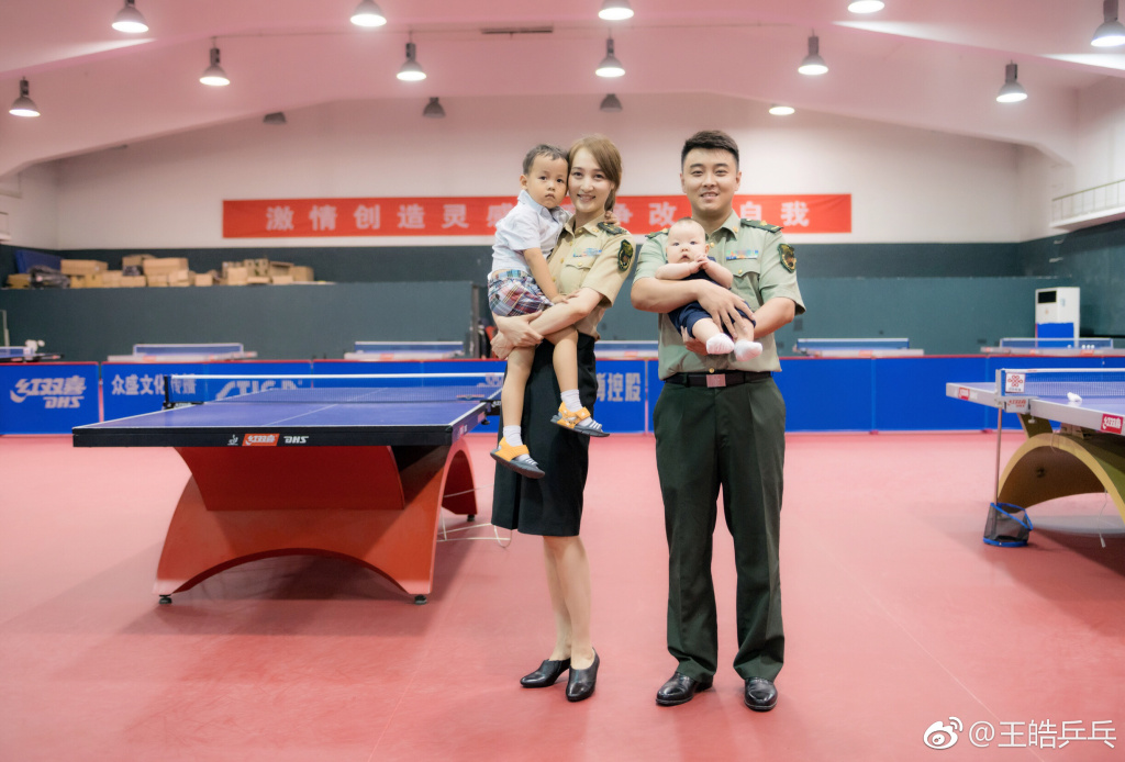 王皓与娇妻穿军装拍全家福 俩儿子呆萌可爱