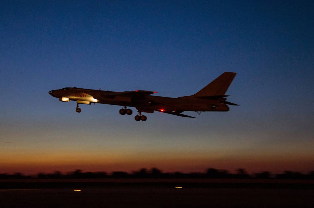 6 轰6轰炸机起落架如此粗壮