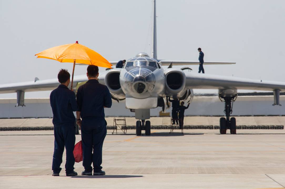 6 轰6轰炸机起落架如此粗壮