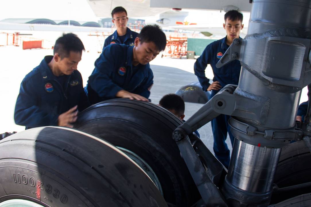 6 轰6轰炸机起落架如此粗壮