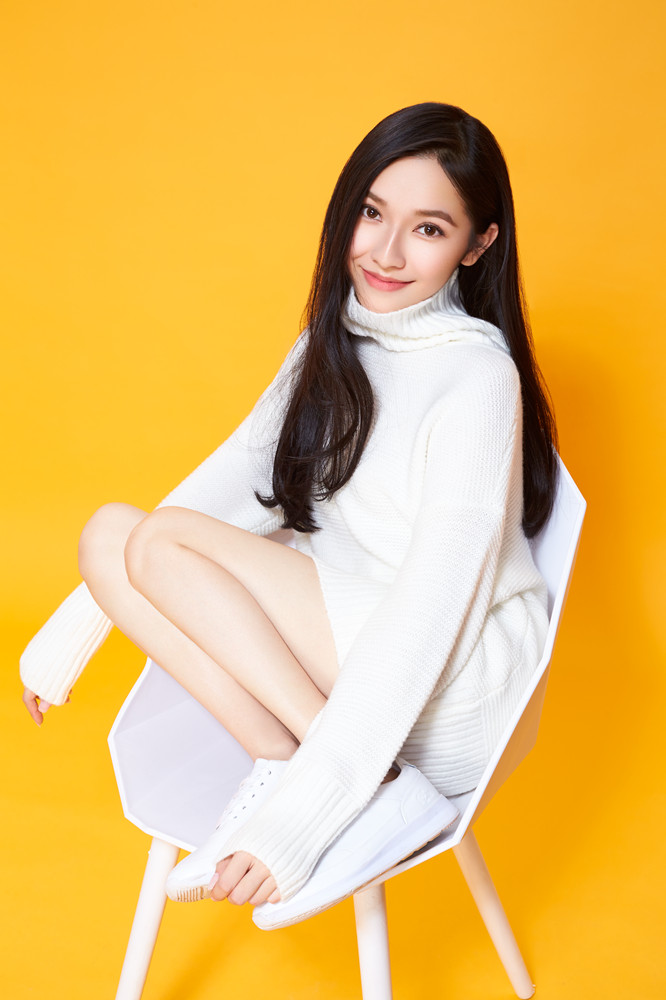 刘一曈生日大片写真白衣清新莞尔一笑