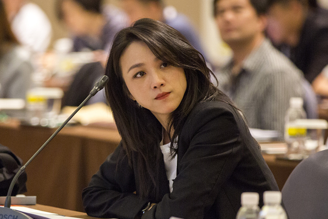 4 汤唯穿黑西装亮相 托腮倾听优雅大气