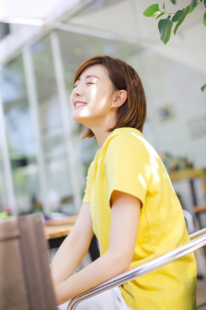 演员牟星休闲风慵懒午后惬意清爽来袭