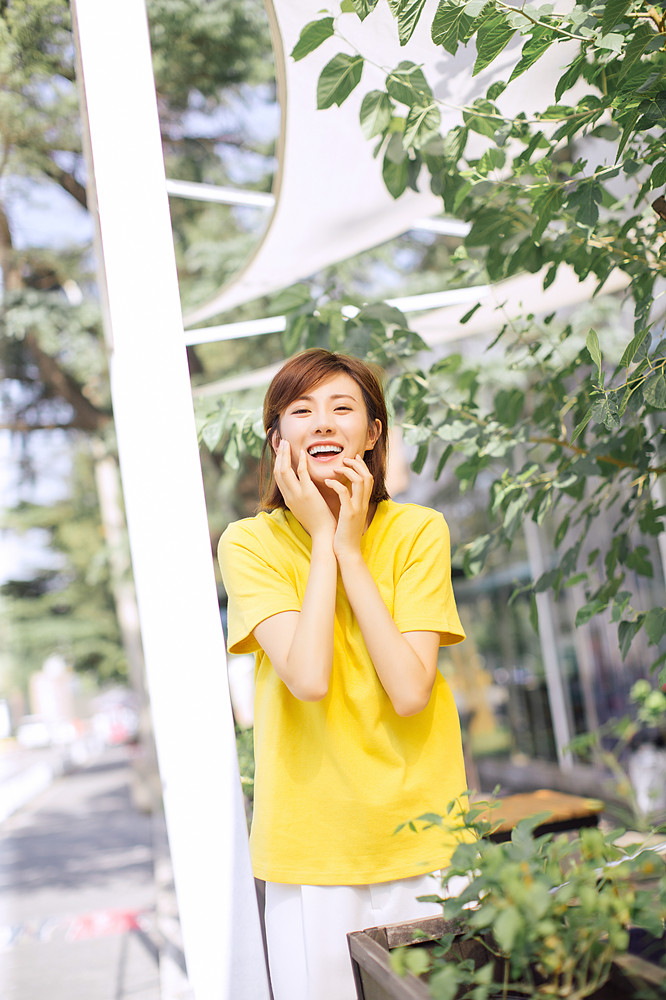 演员牟星休闲风慵懒午后惬意清爽来袭