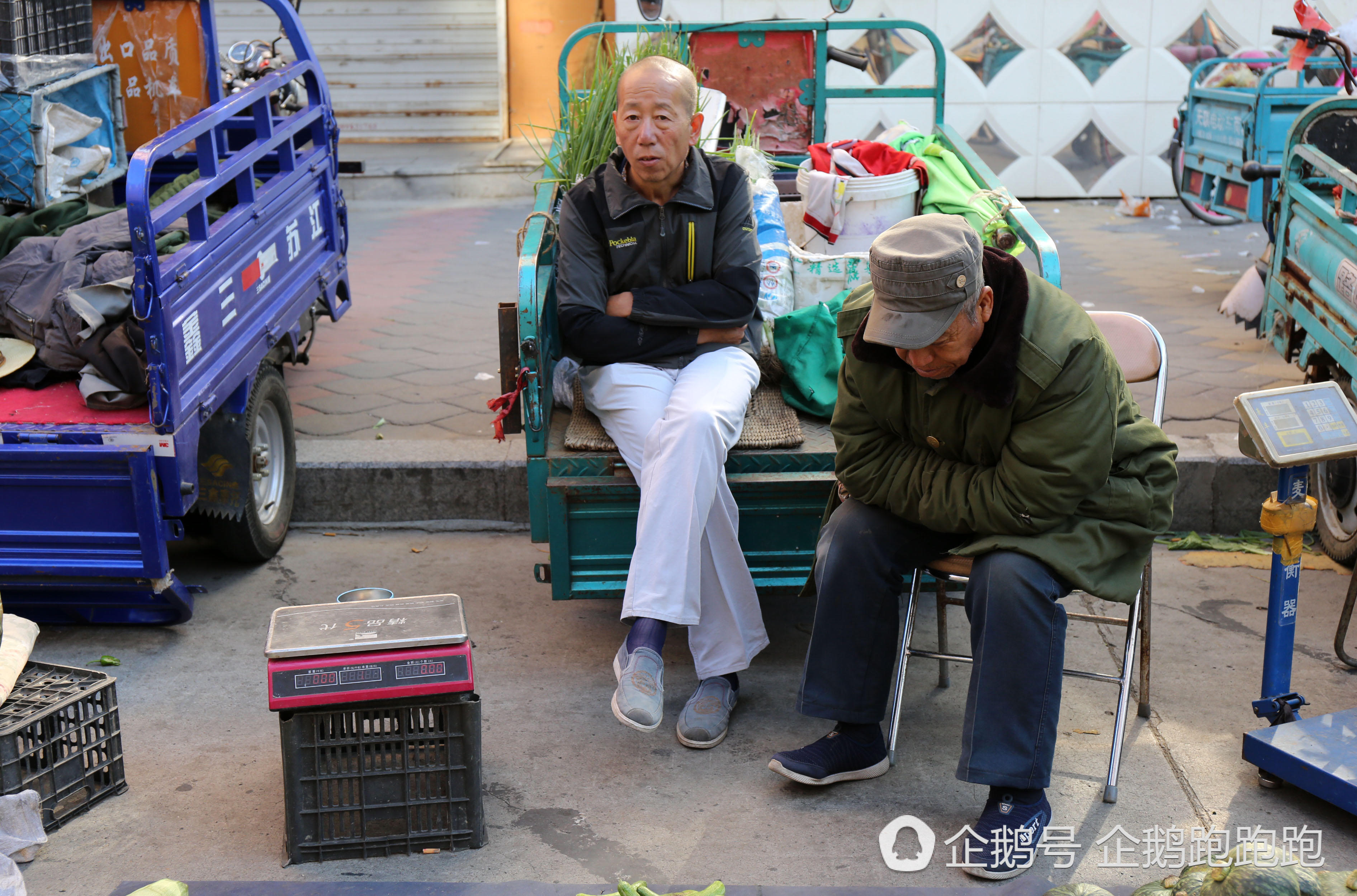 18 黑龙江的三伏天:人们裹棉袄出行