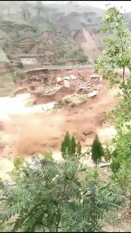 陕西榆林子洲县一水库溃坝居民紧急登高逃离