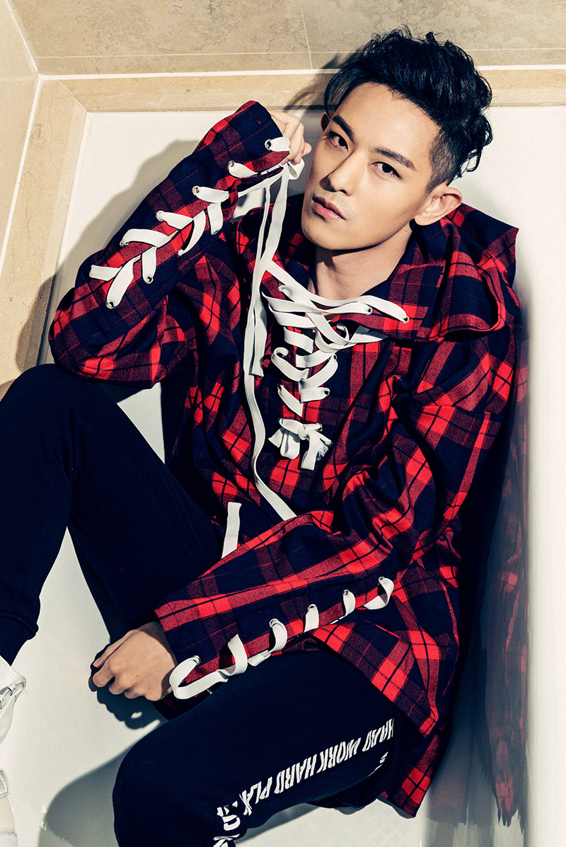 9 敖犬全新写真曝光 歪头抿嘴展慵懒随性