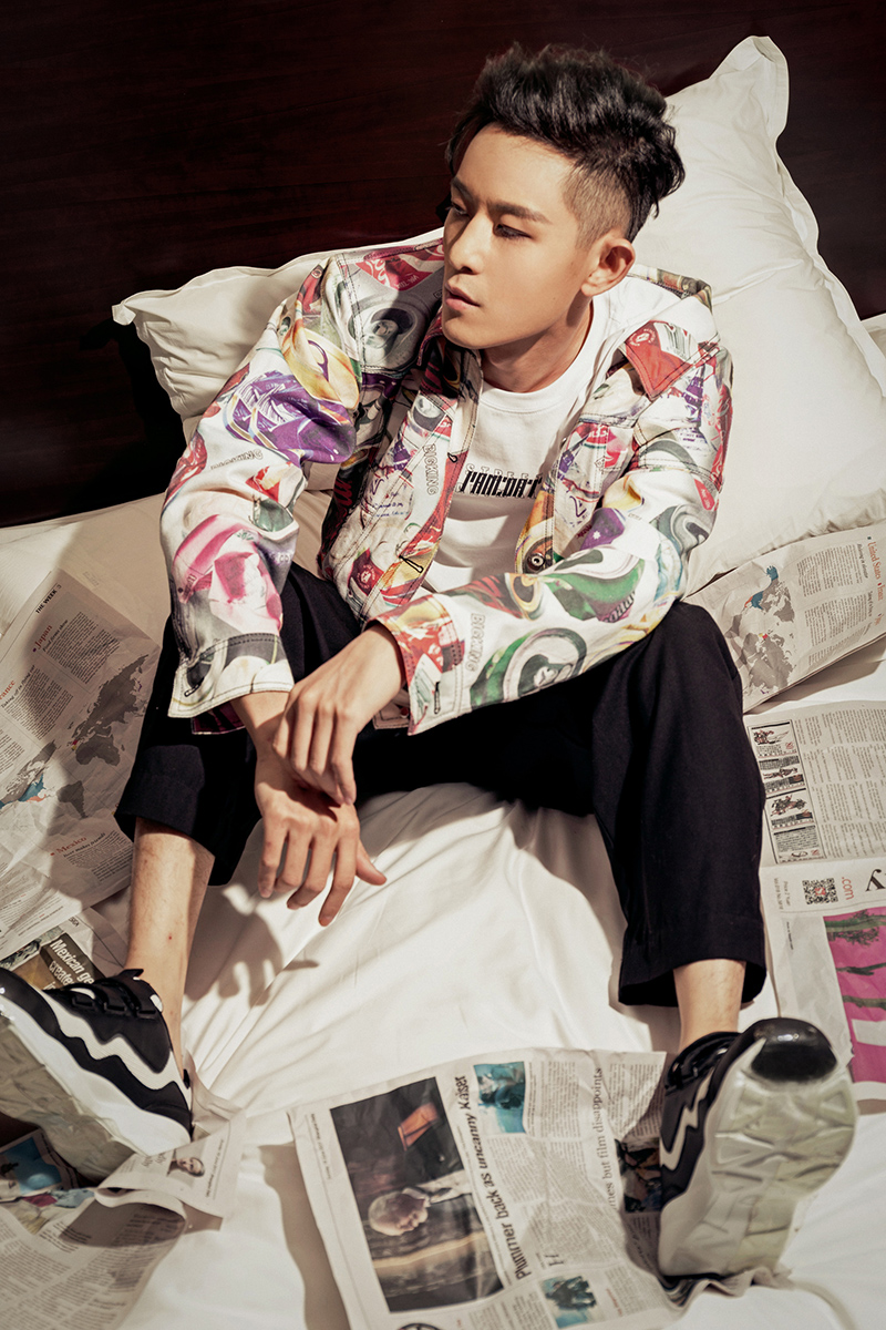 9 敖犬全新写真曝光 歪头抿嘴展慵懒随性