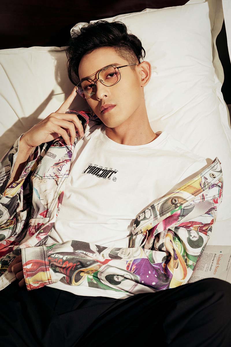 敖犬全新写真曝光 歪头抿嘴展慵懒随性