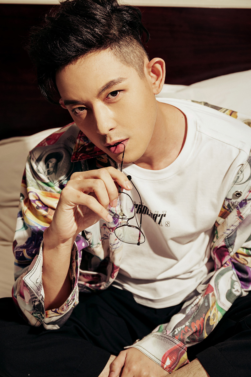 敖犬全新写真曝光 歪头抿嘴展慵懒随性