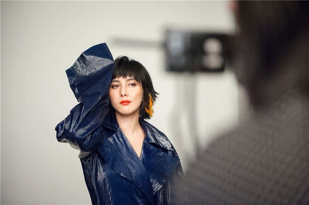 何超仪曝写真展真我个性造型出位获猛男抱大腿