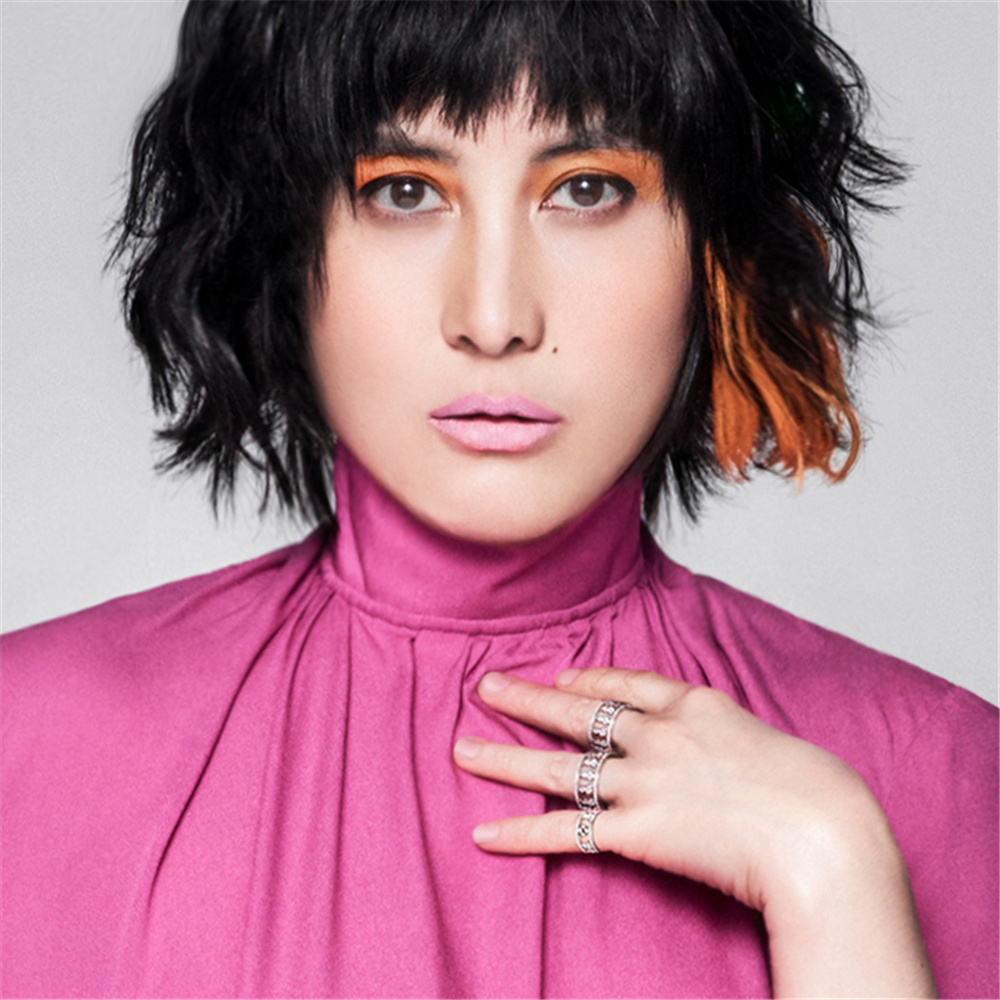 8 何超仪曝写真展真我个性 造型出位获猛男抱大腿