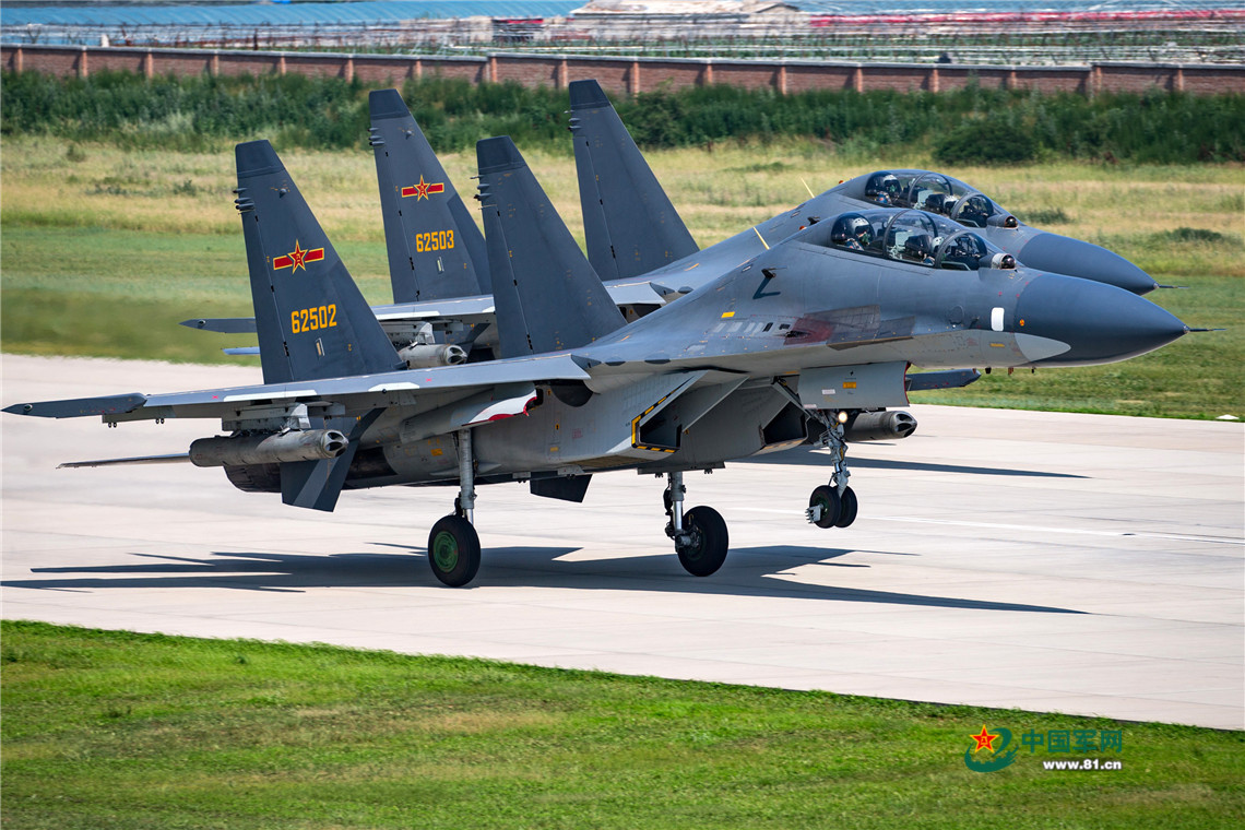 中國空軍蘇-30飛機側面照.楊盼攝影