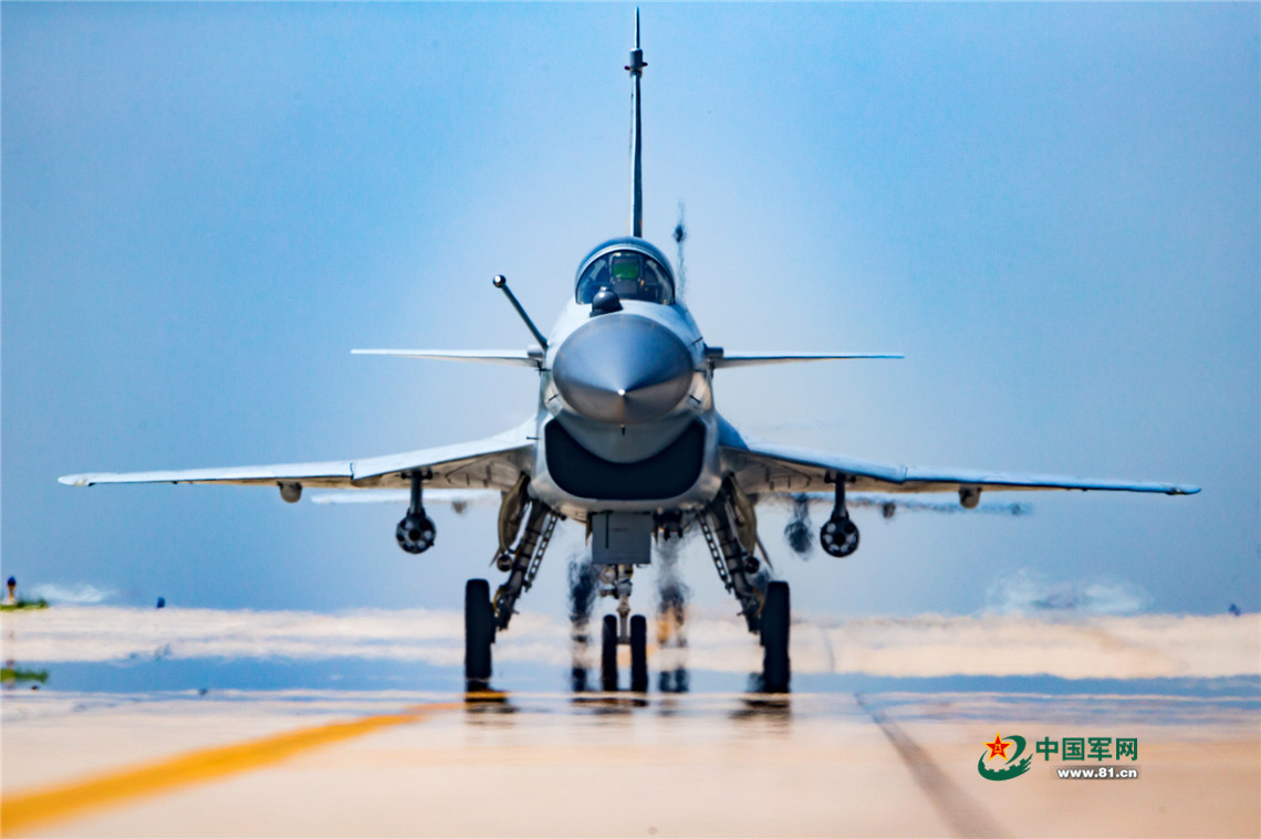 13 航空飞镖开赛军迷快来数飞机